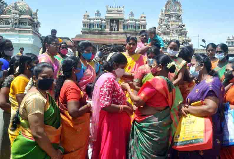 பூட்டி இருந்த கோவில்கள் முன்பு திரண்ட பக்தர்கள்