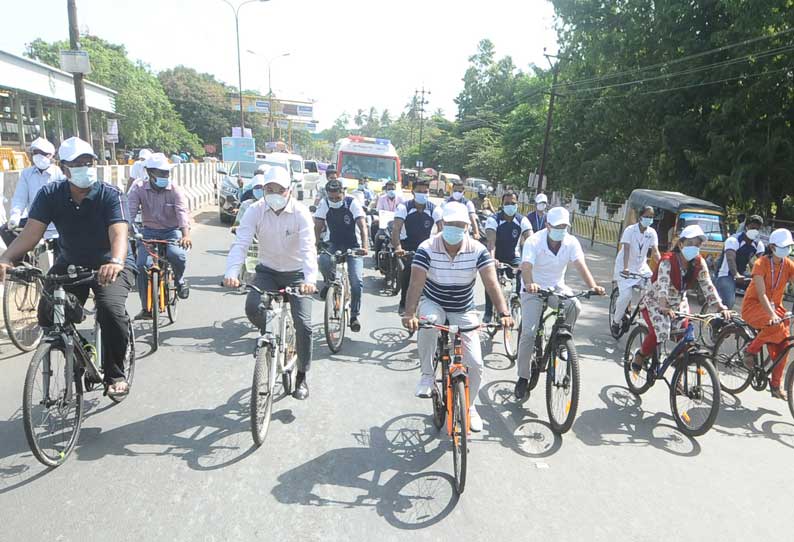 சைக்கிள் ஓட்டி கொரோனா விழிப்புணர்வு ஏற்படுத்திய கலெக்டர்