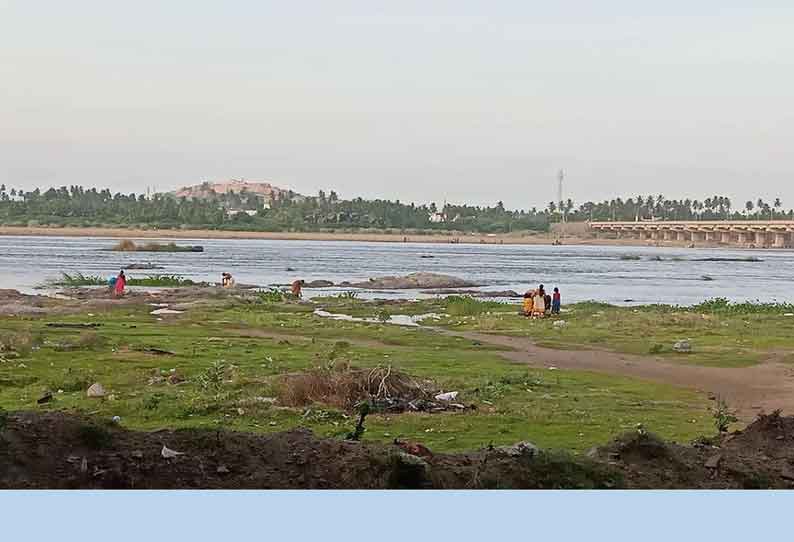 ஆடிப்பெருக்கு நாளில் வெறிச்சோடிய பரமத்திவேலூர் ‌காவிரி ஆறு