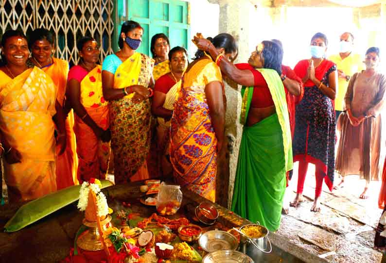 தாமிரபரணி ஆற்றில் புனித நீராடி பெண்கள் சிறப்பு வழிபாடு