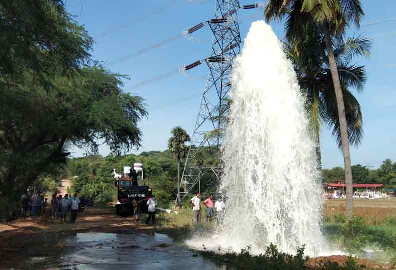 அம்மாபேட்டை அருகே வலது கரை வாய்க்கால் சுரங்க நீர்வழிபாதையில் அடைப்பு- தண்ணீர் திறப்பு நிறுத்தப்பட்டது