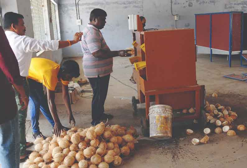 உடுமலை ஒழுங்குமுறை விற்பனைக்கூடத்தில் நிறுவப்பட்டுள்ள சூடான காற்று மூலம் கொப்பரை உற்பத்தி செய்யக்கூடிய நவீன எந்திரம் பயன்பாட்டுக்கு கொண்டு வரப்பட்டுள்ளது.