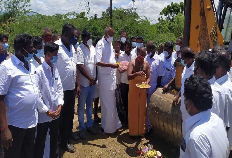 பணகுடி அருகே ரூ.6 கோடியில் தார் சாலைகள் அமைக்கும் பணி தொடக்கம்