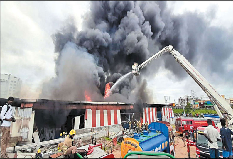 சினிமா படப்பிடிப்புக்கு பொருட்கள் வாடகைக்கு விடும் குடோனில் பயங்கர தீ விபத்து