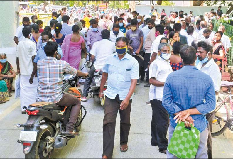 குடிசை மாற்று வாரிய வீடுகளை பெற கலெக்டர் அலுவலகத்தில் சமூக இடைவெளியின்றி குவிந்த பொதுமக்கள்