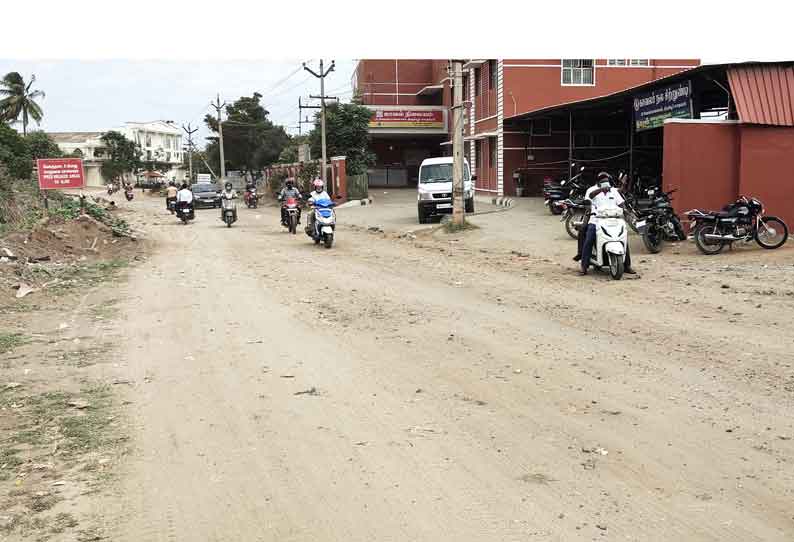 சிறுபூலுவப்பட்டி ரிங்ரோட்டில் குண்டும் குழியுமான சாலையால் வாகன ஓட்டிகள் அவதியடைந்து வருகின்றனர். மேலும் அரசு அலுவலகங்களில் புழுதி பறக்கும் அவலநிலை உள்ளது.