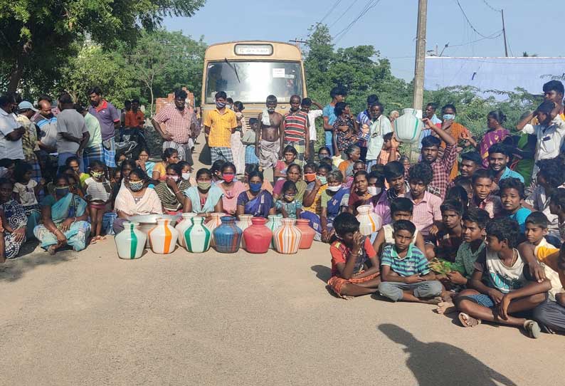 ராமநத்தம் அருகே காலி குடங்களுடன் பொதுமக்கள் சாலை மறியல்