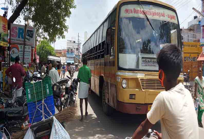 போக்குவரத்து நெருக்கடியில் சிக்கி தவிக்கும் மக்கள்