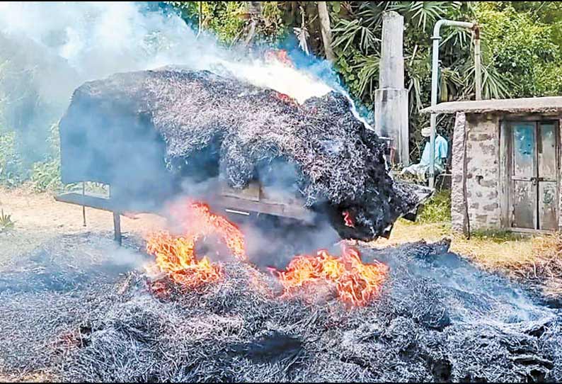 உயரழுத்த மின்கம்பி உரசி டிராக்டரில் ஏற்றி வந்த வைக்கோலில் தீப்பிடித்ததால் பரபரப்பு
