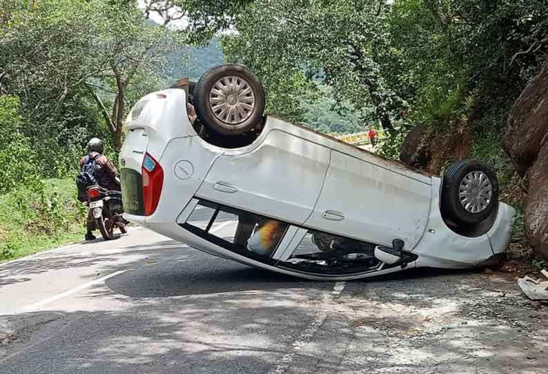 கல்லட்டி மலைப்பாதையில் கார் கவிழ்ந்தது