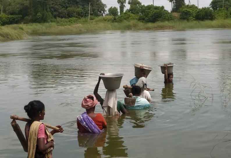 வெண்ணாற்றில் இறங்கி செல்லும் கிராமமக்கள்