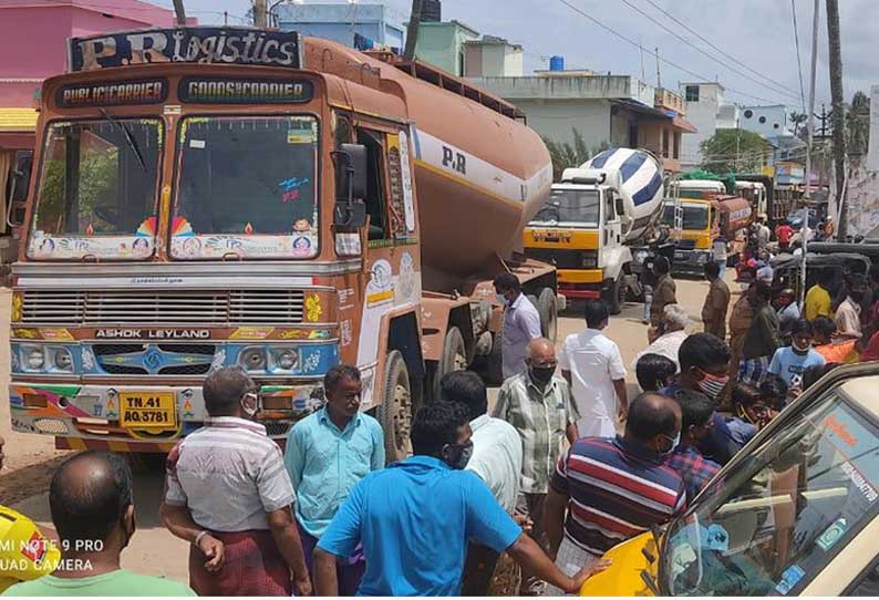 கட்டுமான பொருட்களுடன் சென்ற  லாரிகள் சிறைபிடிப்பு