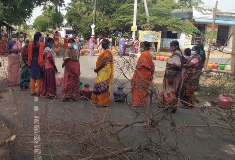 மேல்நிலை நீர்த்தேக்க தொட்டி கட்டக்கோரி பெண்கள் காலிக்குடங்களுடன் சாலை மறியல் சாலையில் மரக்கிளைகளை போட்டதால் பரபரப்பு