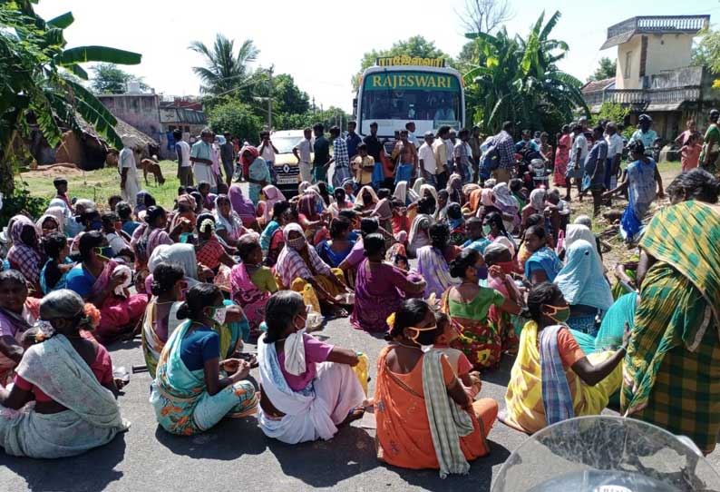 திருக்கோவிலூர் அருகே ஊராட்சி செயலாளரை கண்டித்து கிராமமக்கள் சாலை மறியல்