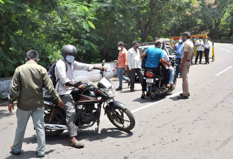 ஏற்காட்டுக்கு செல்ல தடை: மலையடிவாரத்தில் சுற்றுலா பயணிகள் தடுத்து நிறுத்தம்