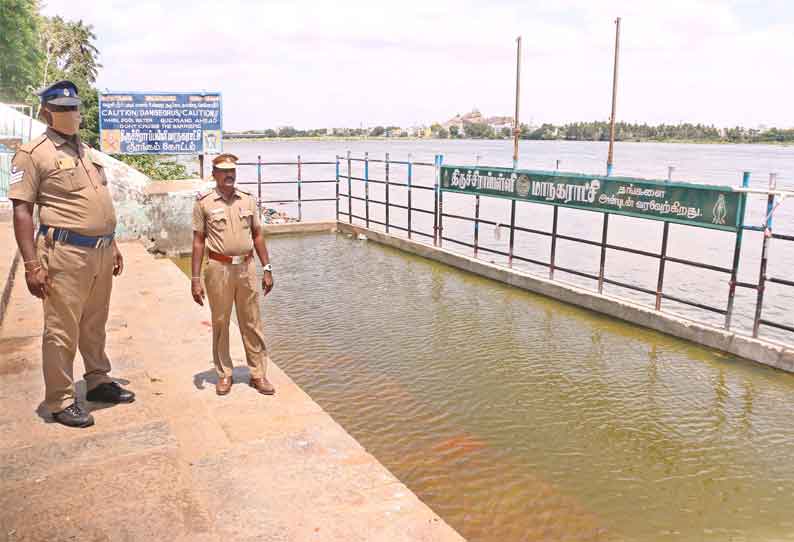 ஆடி அமாவாசையான இன்று அம்மாமண்டபம் படித்துறையில் பொதுமக்கள் தர்ப்பணம் கொடுக்க தடை