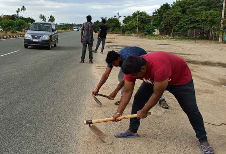 மணல் குவியலை அகற்றிய இளைஞர்கள்