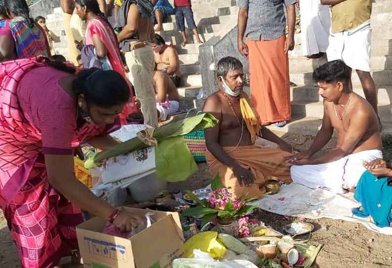 ஆடி அமாவாசையை முன்னிட்டு முன்னோர்களுக்கு தர்ப்பணம் கொடுக்கும் நிகழ்ச்சி நேற்று தாராபுரம் அமராவதி ஆற்றில் நடைபெற்றது.