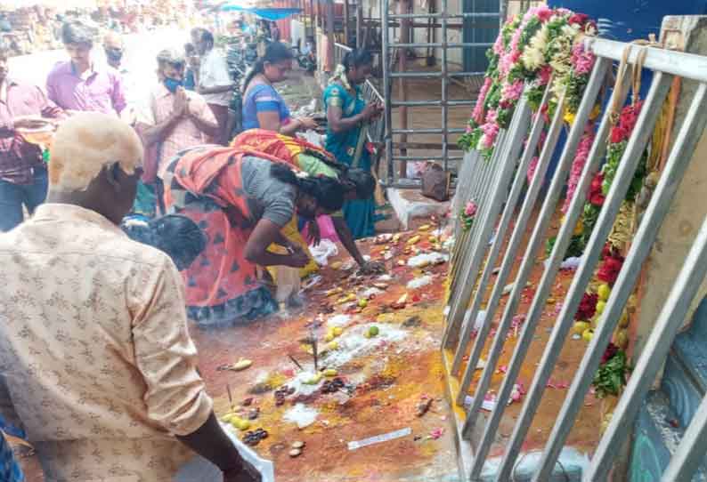 பொள்ளாச்சி சுற்று வட்டார  பகுதியில் ஆடி அமாவாசையையொட்டி கோவில்களில் சிறப்பு பூஜை