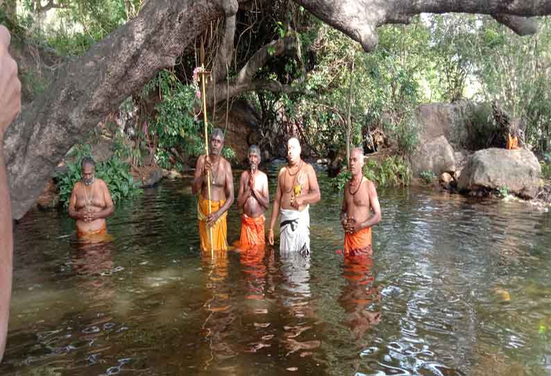 காரையாறு சொரிமுத்து அய்யனார் கோவிலில் தீர்த்தவாரி