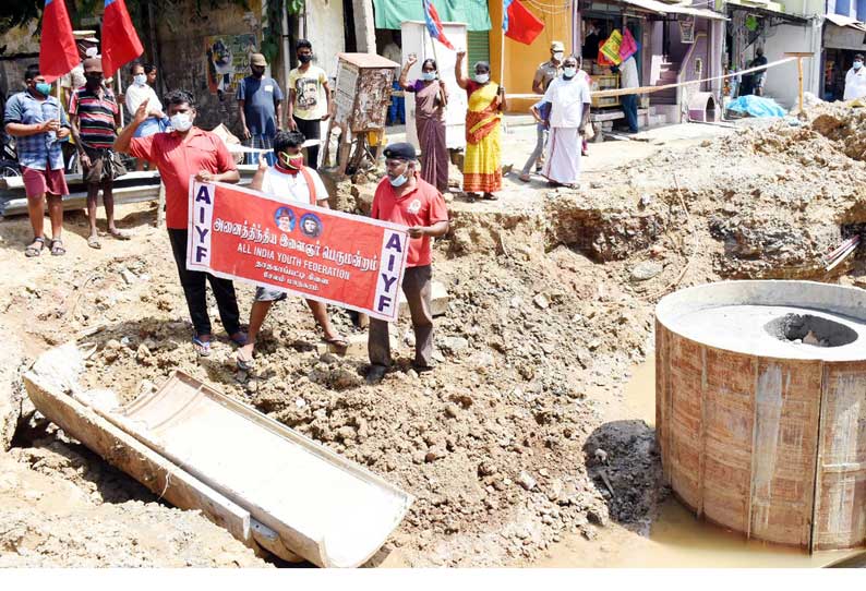 பாதாள சாக்கடை திட்டப்பணிகளை விரைந்து முடிக்க வலியுறுத்தி பள்ளத்தில் இறங்கி பொதுமக்கள் நூதன போராட்டம்-சேலத்தில் பரபரப்பு