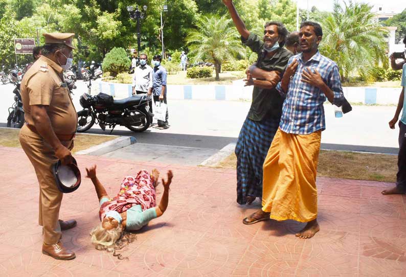 சேலம் கலெக்டர் அலுவலகத்தில் குடும்பத்தினருடன் தொழிலாளி தீக்குளிக்க முயன்றதால் பரபரப்பு