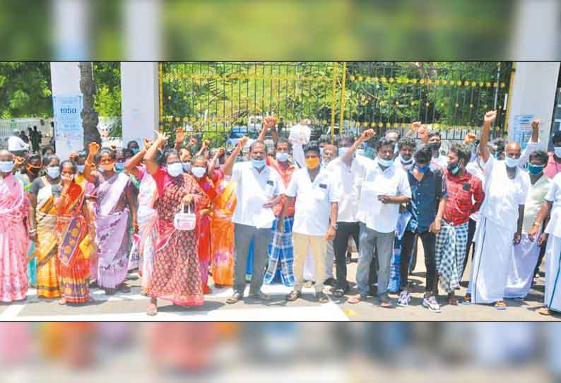 ஊராட்சிமன்ற தலைவர் மீது நடவடிக்கை எடுக்கக்கோரி - கலெக்டர் அலுவலகத்தை முற்றுகையிட்ட பொதுமக்கள்