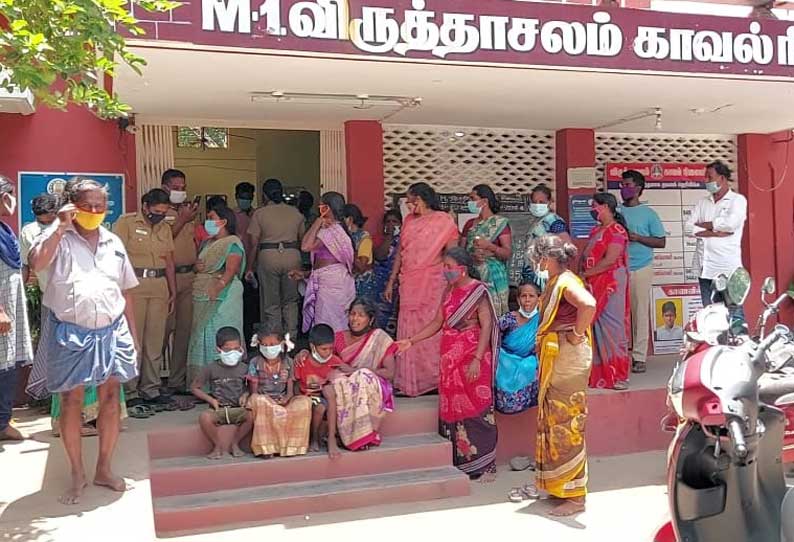 வாலிபர் சாவுக்கு காரணமானவர்கள் மீது நடவடிக்கை எடுக்கக்கோரி போலீஸ் நிலையத்தை உறவினர்கள் முற்றுகை விருத்தாசலத்தில் பரபரப்பு