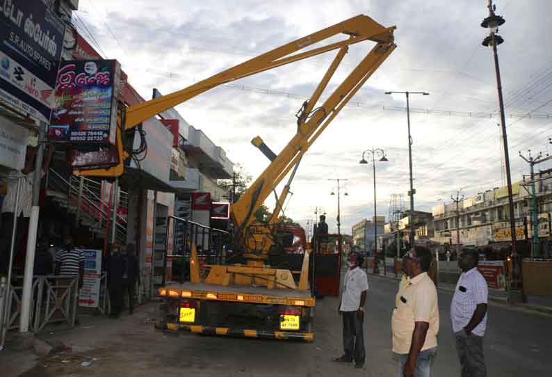 நெல்லையில் விளம்பர பலகைகள், ஆக்கிரமிப்புகள் அகற்றம்