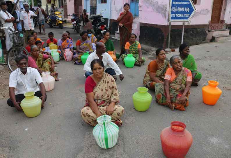 பெண்கள் காலிக்குடங்களுடன் சாலை மறியல்