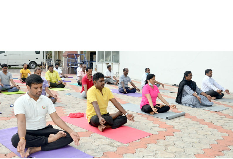 மாநகராட்சி பணியாளர்களுக்கு யோகா பயிற்சி- ஆணையாளர் கிறிஸ்துராஜ் மனைவியுடன் பங்கேற்பு