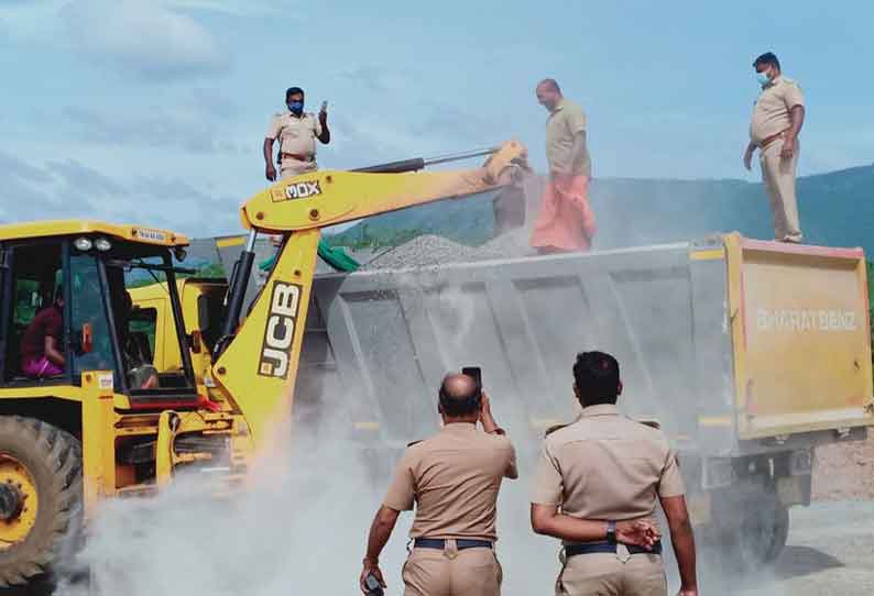 கேரளாவுக்கு எம்-சாண்ட் மணல் கடத்தல்? லாரிகளில் போலீசார் சோதனை