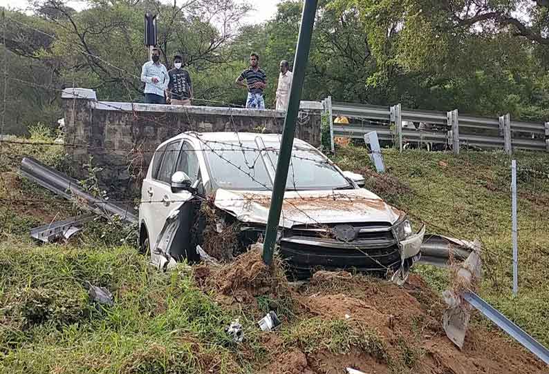 ஆழியாறு அருகே பள்ளத்தில் கார் பாய்ந்தது