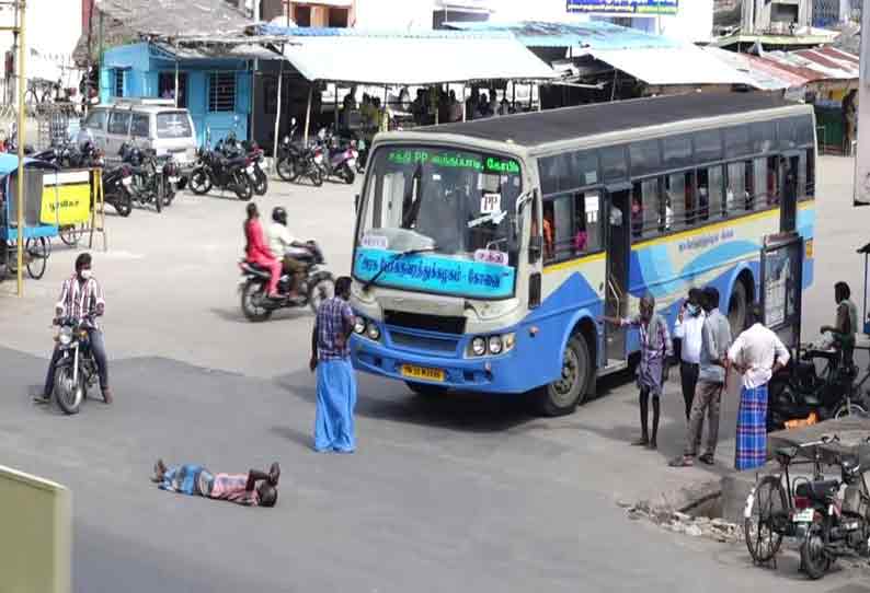 பெண்களைப்போல் இலவச பஸ் பயணம் கேட்டு கோபி பஸ்நிலையத்தில் குடிபோதையில்  2 பேர் ரகளையில் ஈடுபட்டதால் பரபரப்பு