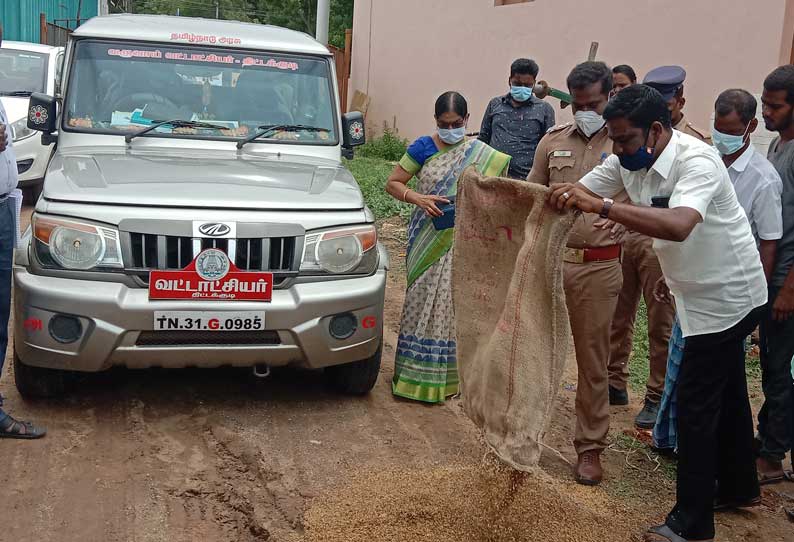 திட்டக்குடி அருகே நெல் கொள்முதல் நிலையம் மூடல் தாசில்தார் முன்பு நெல்லை கொட்டி விவசாயிகள் போராட்டம்