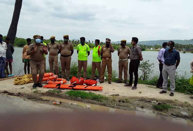 மழைக் காலங்களில் மீட்பு பணி குறித்து தீயணைப்புத் துறையினர் செயல்விளக்கம்