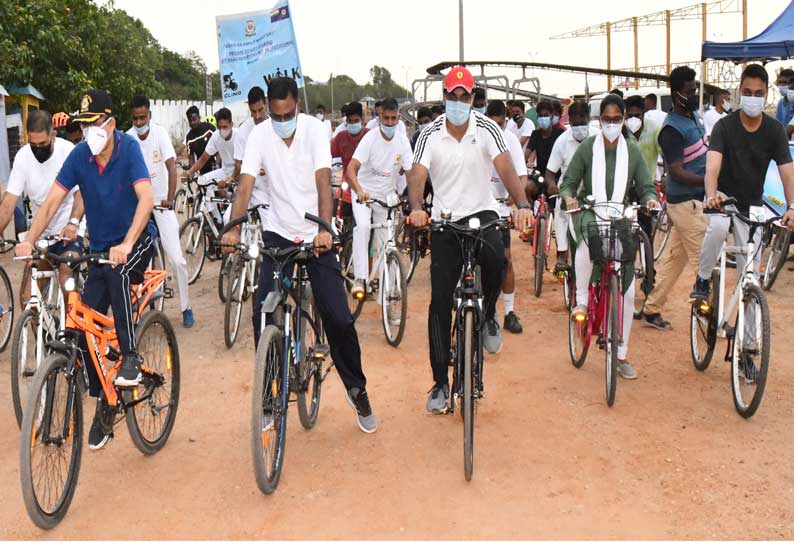 சுதந்திரதினத்தை முன்னிட்டு  தூத்துக்குடியில் அதிகாரிகள் விழிப்புணர்வு சைக்கிள் பயணம்