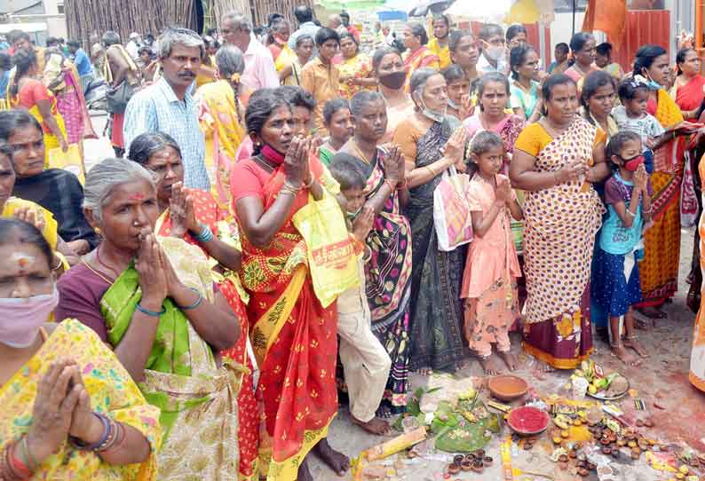 கோவில்கள் முன்பு குவிந்த பக்தர்கள்