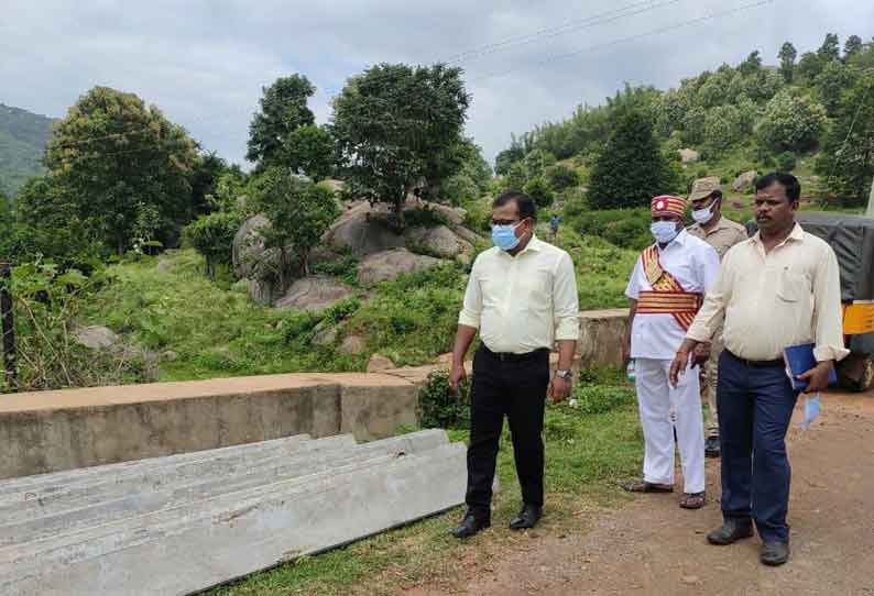 3 கிலோமீட்டர் தூரம் நடந்துசென்று  குறை கேட்ட கலெக்டர்