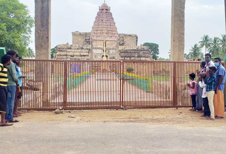 கோவில்களில் அனுமதி மறுப்பால் பக்தர்கள் வெளியே நின்று வழிபாடு