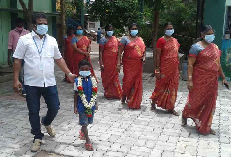 கொடைரோடு அருகே அரசுப்பள்ளியில் சேர்ந்த மாணவனுக்கு மாலை அணிவித்து வரவேற்பு