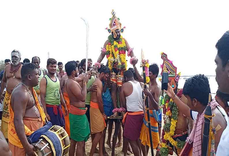 அரிவாள் மீது ஏறி நின்று அருள்வாக்கு கூறிய பக்தர்