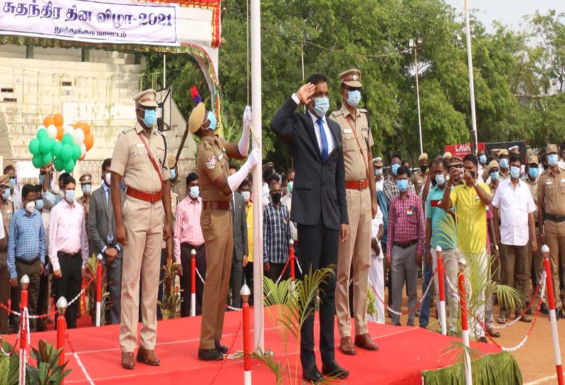 தூத்துக்குடியில் சுதந்திரதினவிழா: கலெக்டர் செந்தில்ராஜ் தேசியக்கொடி ஏற்றினார்