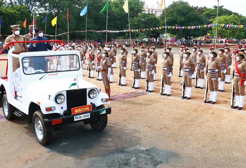 சுதந்திர தின விழாவில் கலெக்டர் மோகன் தேசிய கொடி ஏற்றினார்