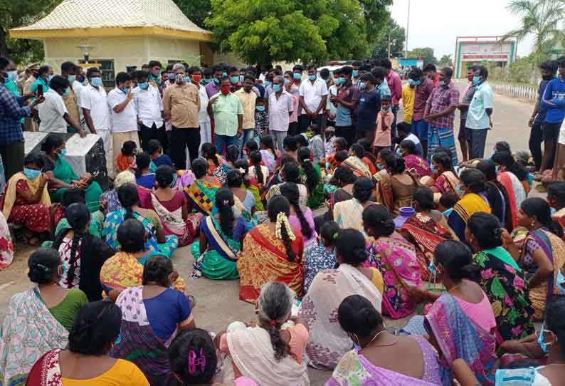 குடிநீர் கேட்டு என்.எல்.சி. அலுவலகத்தை பொதுமக்கள் முற்றுகை பெண்கள் உள்பட 80 பேர் மீது வழக்குப்பதிவு