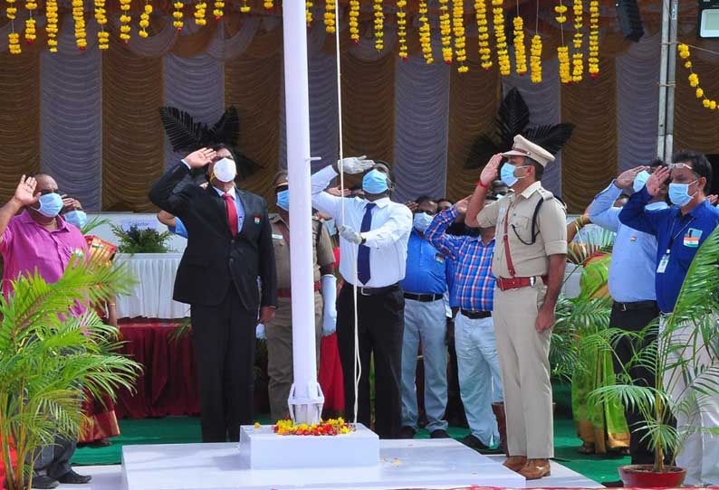 ராணிப்பேட்டையில் கலெக்டர் கிளாட்ஸ்டன் புஷ்பராஜ் தேசியக்கொடி ஏற்றினார்