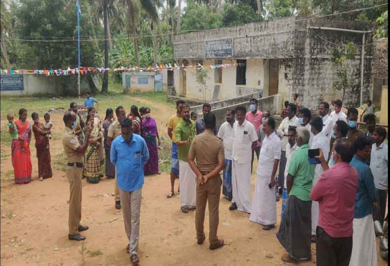 கரம்பக்காடு அரசு பள்ளியில்  தேசிய கொடியை ஏற்ற அனுமதிக்கவில்லை என்று ஊராட்சி தலைவர் புகார்