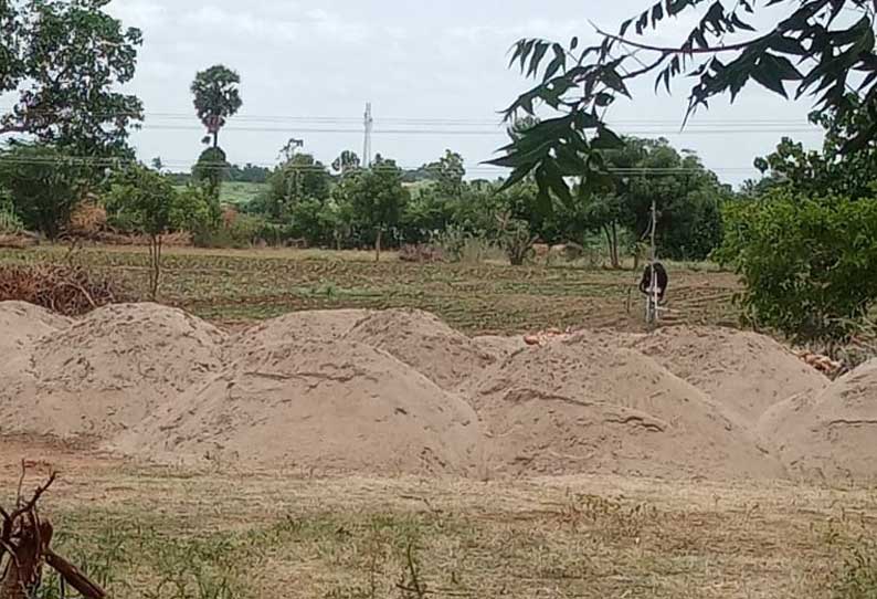 மணல் கொள்ளையை தடுத்து நிறுத்த வேண்டும் கலெக்டரிடம் கிராம மக்கள் புகார்