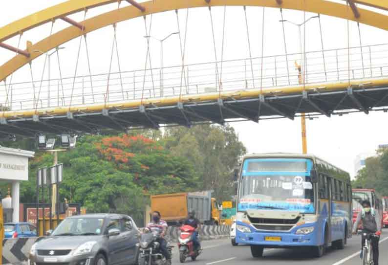 கல்லூரிகளை இணைக்கும் இரும்பு பாலம் அகற்றப்படுகிறது