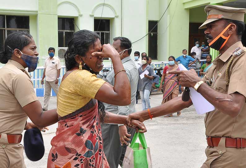 கலெக்டர் அலுவலகத்தில் தீக்குளிக்க முயன்ற பெண்